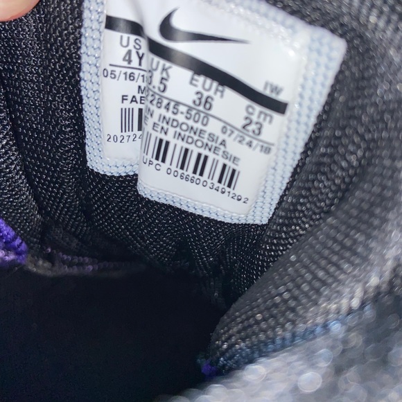 Nikes - Picture 5 of 5